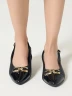 Zapato con tira trasera