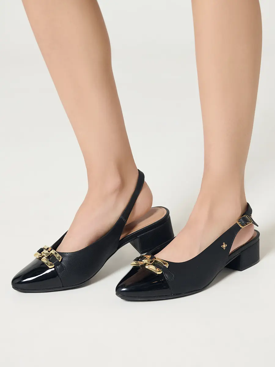 Zapato con tira trasera