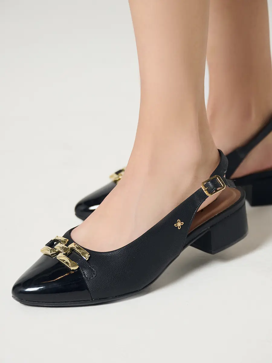 Zapato con tira trasera